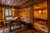 Gemütlicher Raum in einer rustikalen Holzhütte mit Holztischen und Stühlen