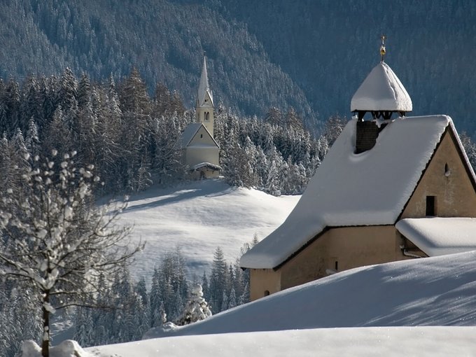 Urlaub im Wipptal Verschneite Kirche in winterlicher Waldlandschaft und Hügeln