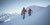 Zwei Personen wandern mit Skistöcken durch verschneite Berglandschaft