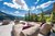 Moderne Outdoor-Loungemöbel mit Bergblick unter blauem Himmel