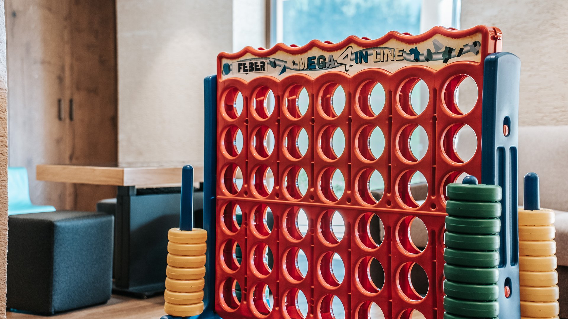 Aktivitäten mit Kindern im Ridnauntal Großes Connect Four Spiel mit roten, grünen und gelben Spielsteinen in einem Raum