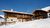 Altes Holzhaus mit Schnee und Bergen im Hintergrund
