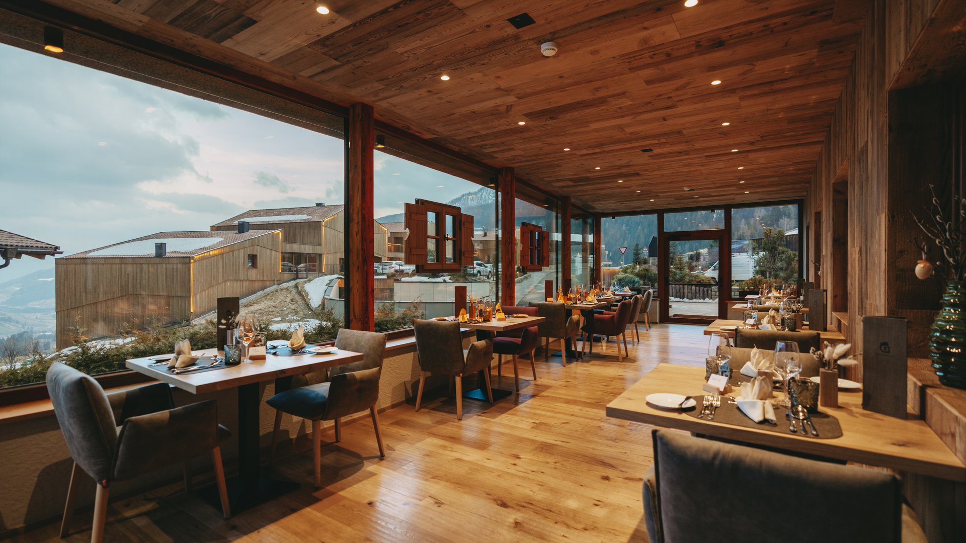 Settimane del Gusto Ristorante accogliente con mobili in legno e vista sulle montagne dalle finestre
