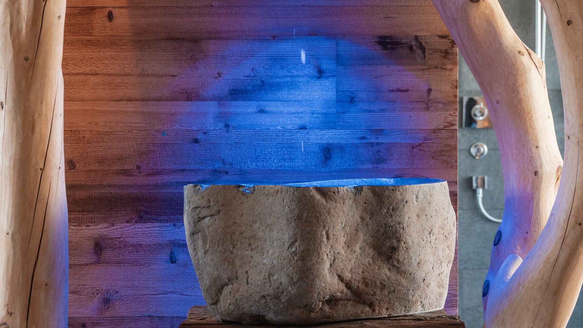 L’area wellness riservata agli adulti Lavabo rustico in pietra e legno con illuminazione blu