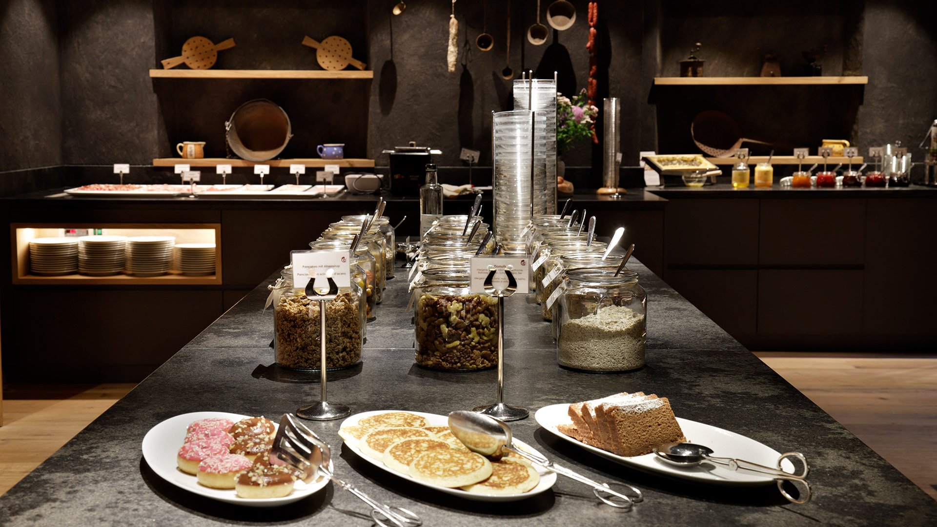 Sapori Buffet con ingredienti per la colazione come ciambelle, pancake e marmellate
