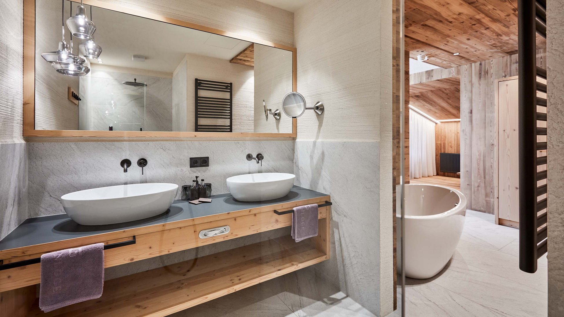 Zimmer und Suiten Modernes Badezimmer mit Doppelwaschbecken und freistehender Badewanne