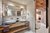 Modernes Badezimmer mit Doppelwaschbecken und freistehender Badewanne