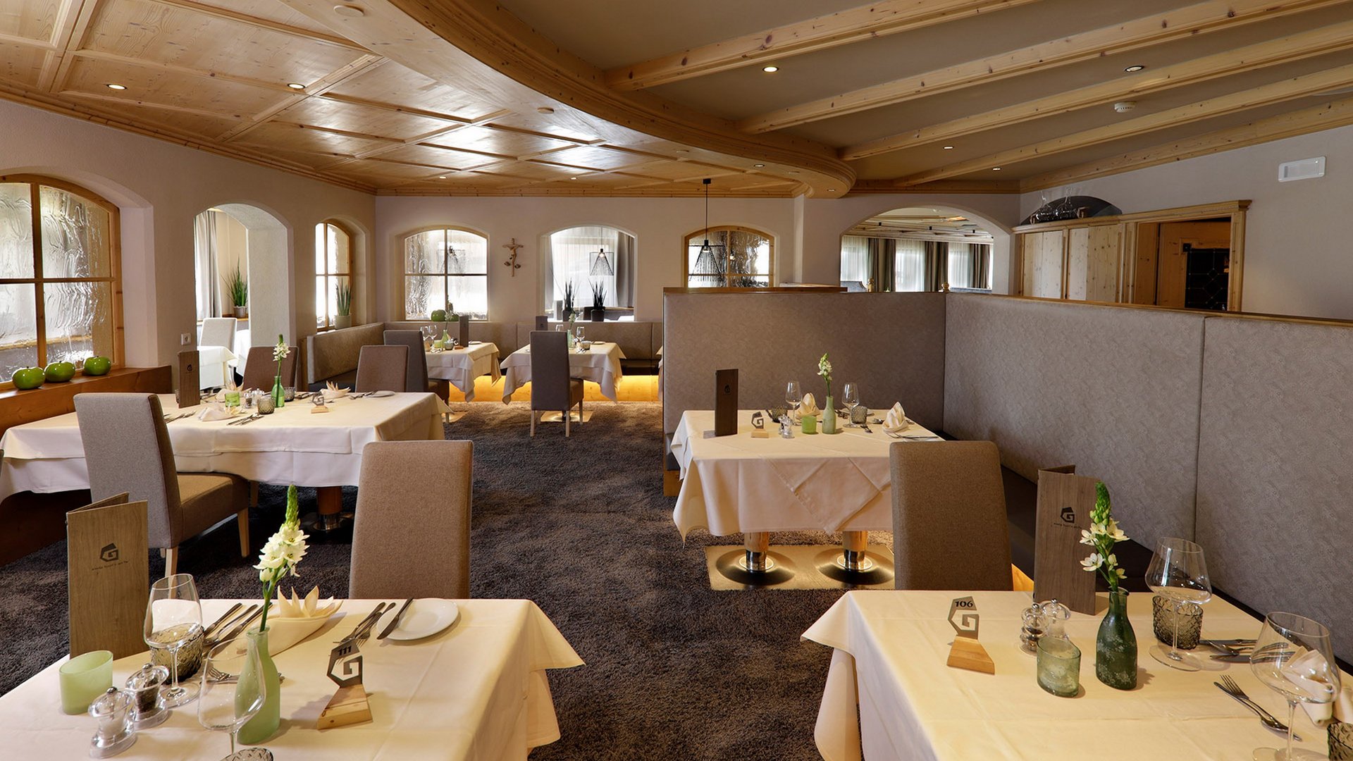 Der Erlebnisort Gassenhof Elegantes Restaurant mit gedeckten Tischen und Holzdach