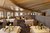 Elegantes Restaurant mit gedeckten Tischen und Holzdach