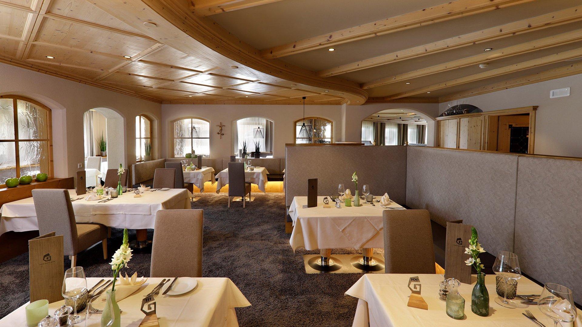 Sapori Ristorante elegante con tavoli apparecchiati e soffitto in legno