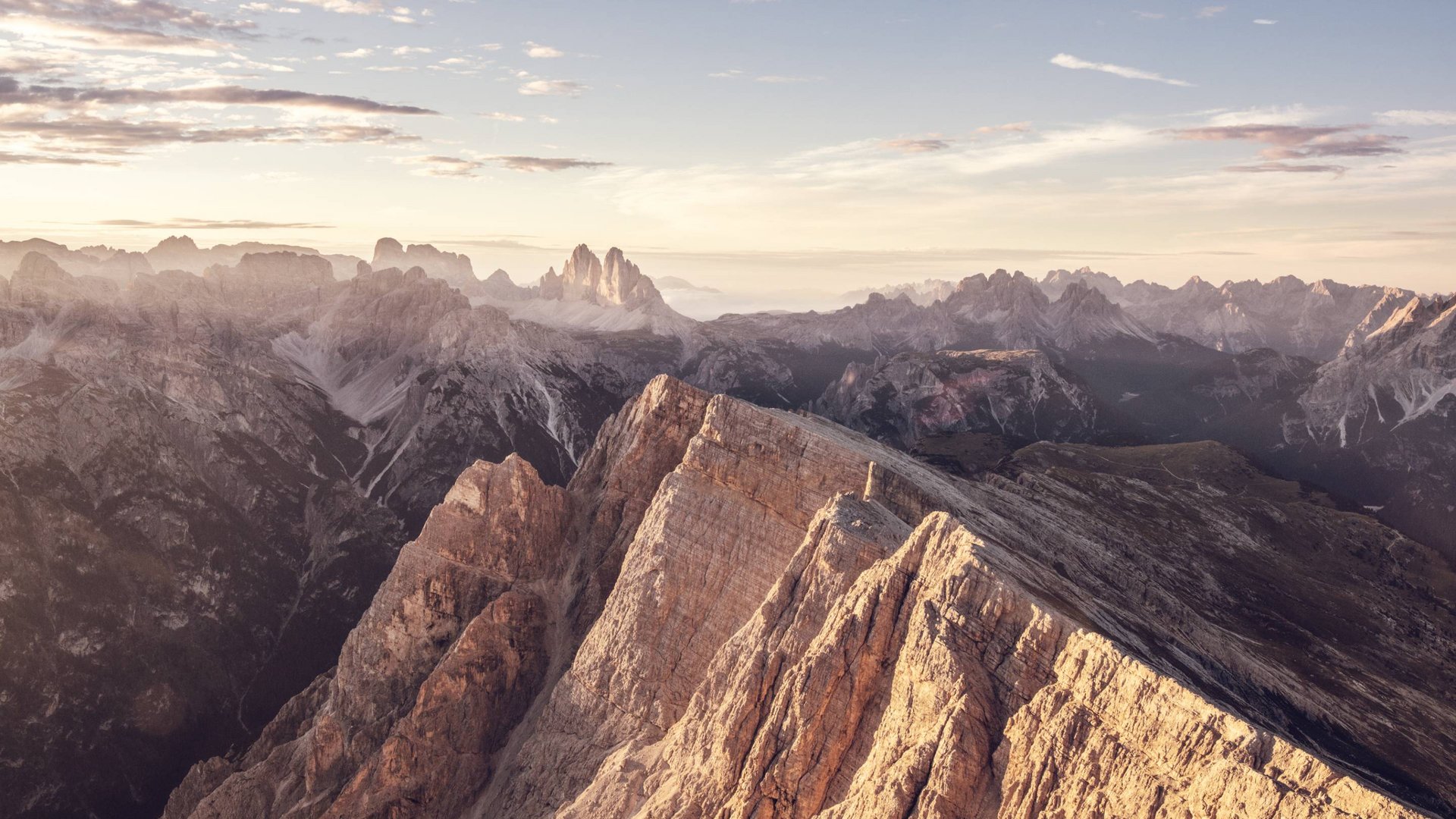 La Val Ridanna Dolomiti illuminate dal sole con cielo limpido sullo sfondo