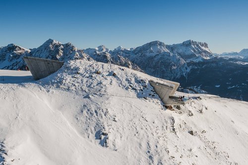 Vacanze in Alto Adige Piattaforma panoramica moderna in cemento tra montagne innevate