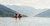 Paar entspannt im Infinity-Pool mit Blick auf Berglandschaft