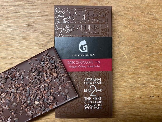 Karuna Schokolade mit Raspeln vom GASSENHOF-WHISKY Dunkle Schokolade 75% mit Whisky-infundierten Kakaonibs von Karuna Chocolate