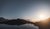 Zwei Wanderer bei Sonnenuntergang in den Bergen am See