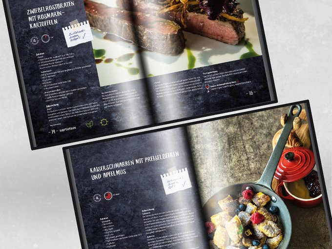 Ricette segrete Pagine aperte di un libro di cucina con ricette e foto di Zwiebelrostbraten e Kaiserschmarren