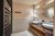 Modernes Badezimmer mit doppelter Waschbeckenanlage und großen Spiegeln