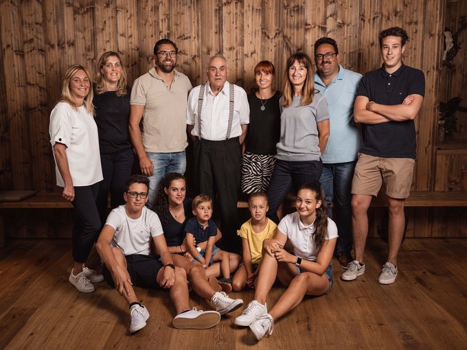 Neu ab Sommer 2026 Große Familiengruppe in einem rustikalen Raum posiert für ein Gruppenfoto