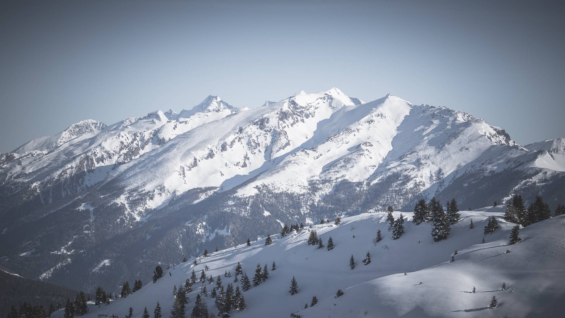 La Val Ridanna Montagne innevate con abeti sotto un cielo azzurro
