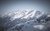Schneebedeckte Berge mit Tannen unter blauem Himmel
