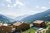 Moderne Holzgebäude mit Pool in einem Alpen Tal bei sonnigem Wetter