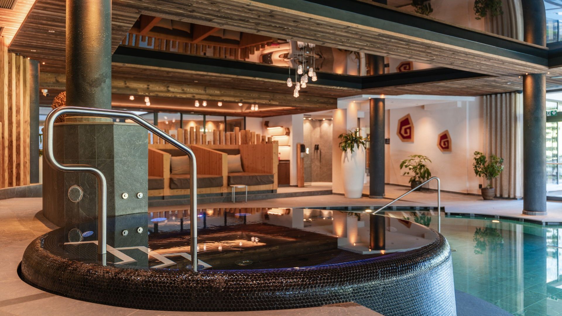 Gassenbadl: l’area wellness per famiglie Area interna di una spa con vasca idromassaggio rotonda e piscina