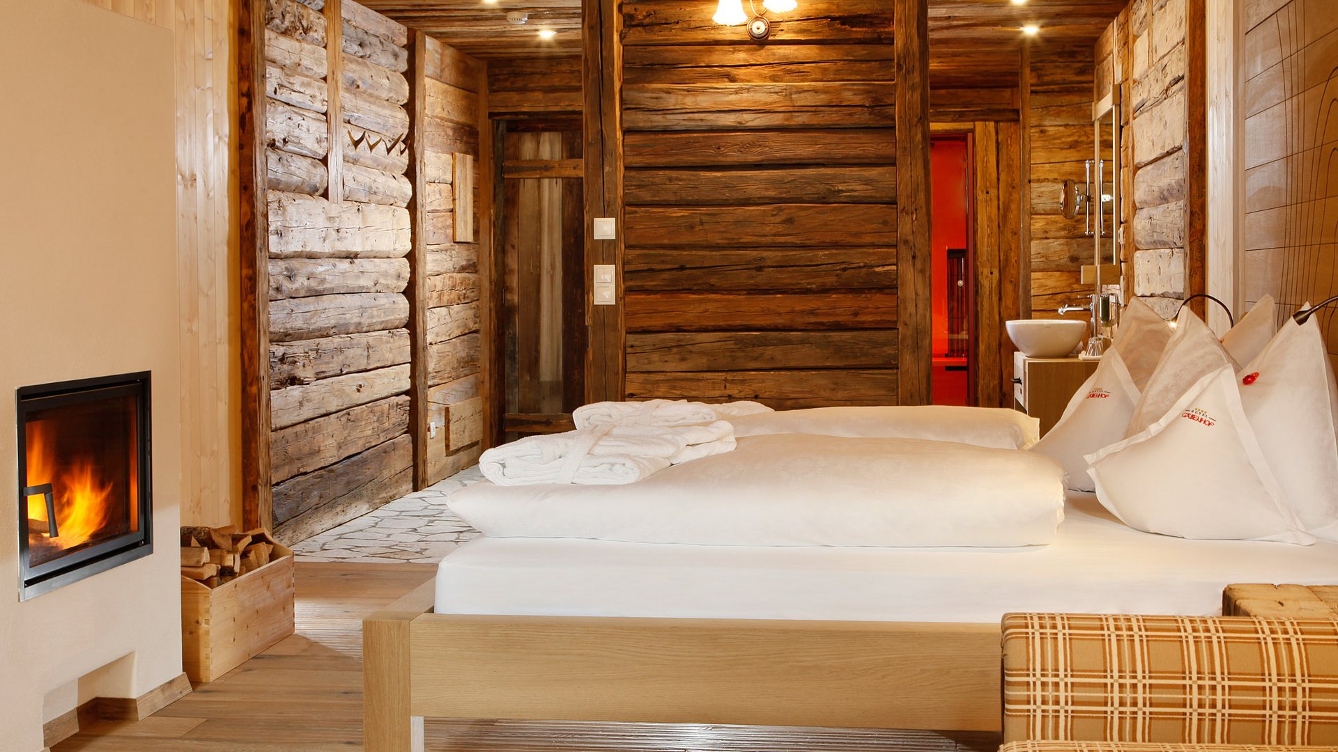 The historical Chalet Gratznhäusl Cozy hotel room with fireplace and wooden walls